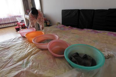 东兴楼上漏水，住户失联，小区没物管，业主维权难！律师来支招……
